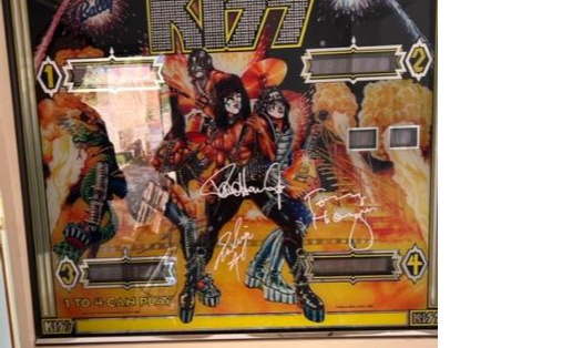 Backglass signé par les membres du groupe KISS a Lyon et Nîmes en juin et juillet 2022